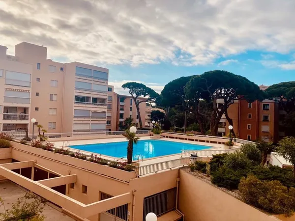 PORT D'HYERES PLAGES T2 DANS RESIDENCE AVEC PISCINE