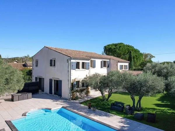 Propriété de 280 m² avec jardin et piscine à 5 km d'Uzès