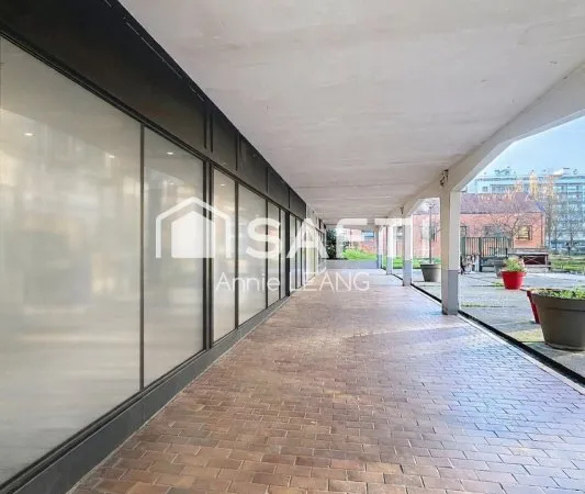 Emplacement n°1 sur la Place Carnot : local commercial lumineux avec grande façade et fort potentiel