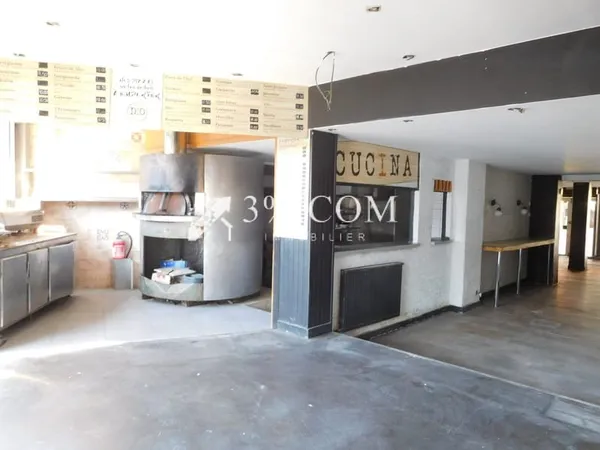 Surface commerciale de 150 M2, idéalement située !