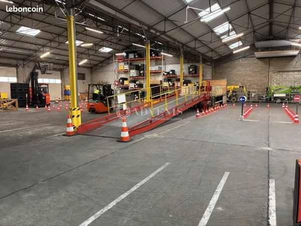 Local d'activité 1 210 m²
