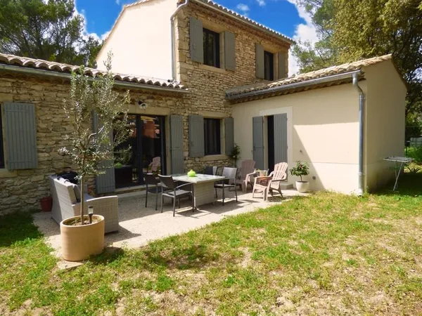 GRIGNAN, Belle et lumineuse villa récente de 140 m2 sur 888m