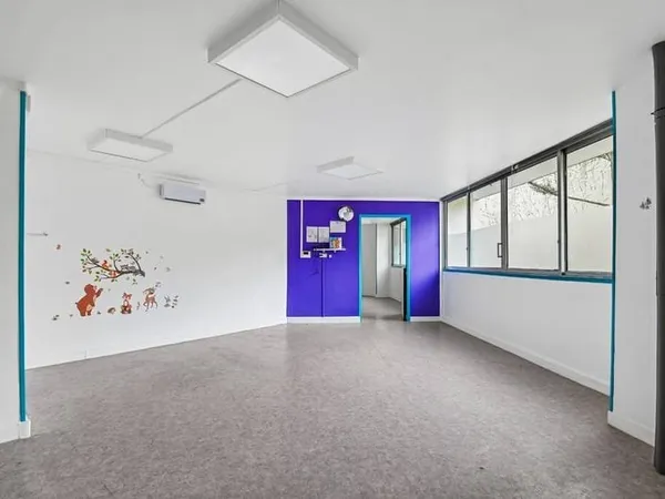 Local 1 pièce 120 m²