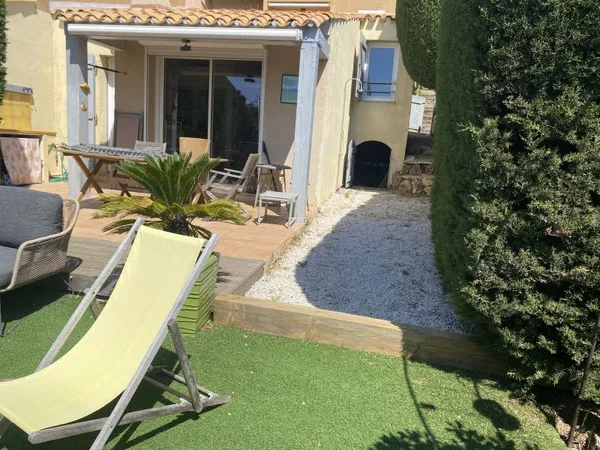 Mas vue dégagée et mer, piscine tennis à deux pas, courses au village à pied, navette pour les plage