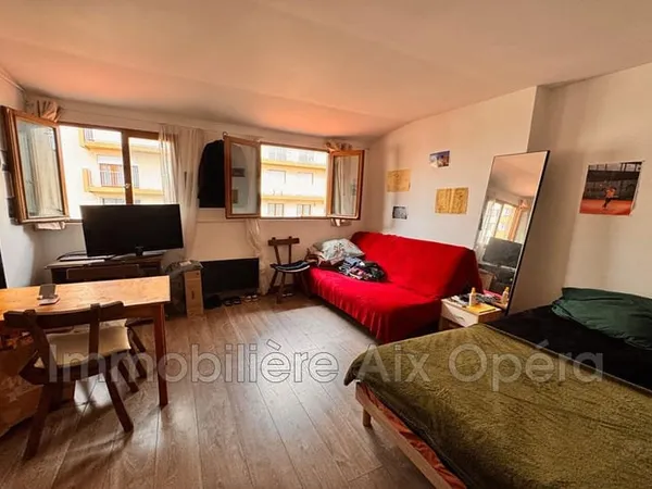 MARSEILLE 5ème STUDIO 25 m2 environ EN DERNIER ETAGE