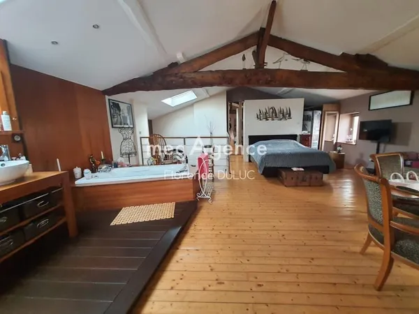Belle maison de pierre avec terrasse et garage