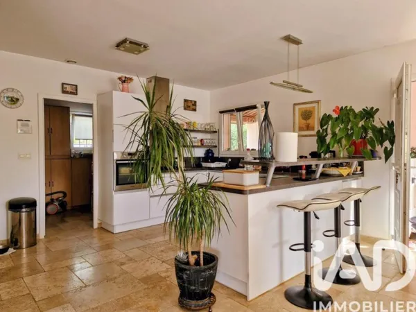 Vends maison traditionnelle - 152.93m² - 5 pièces, 3 chambres - Saint-Paul-en-Forêt 83440