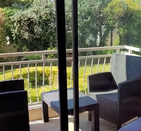 Rare à la vente - Découvrez ce spacieux T4 de 80 m² en bon état situé au 1er étage sur 4 dans une pe