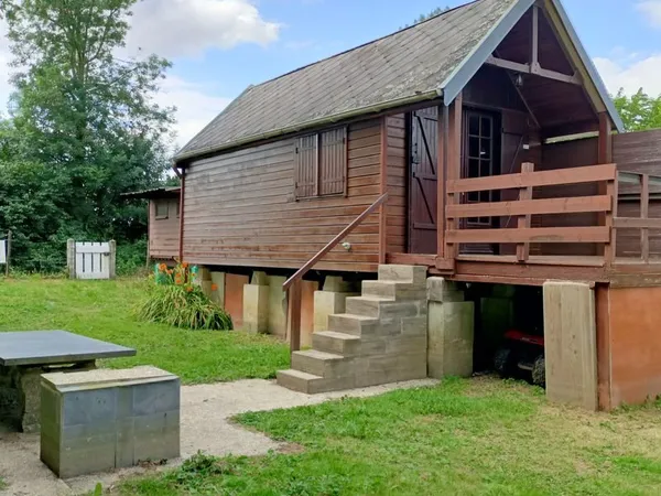 Chalet , terrain et coup de pêche bord de Sarthe