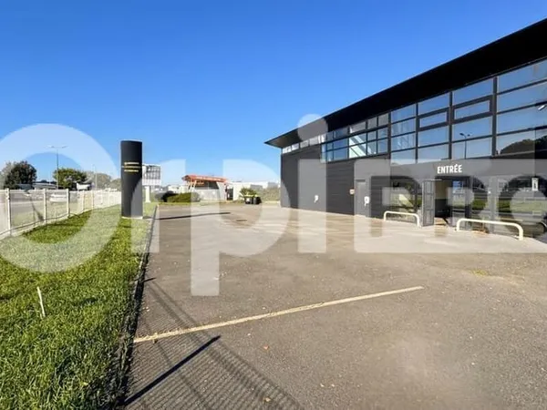 Local commercial 744 m²