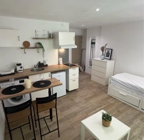 Studio meublé 20 m² - Intra-muros Avignon DE DÉBUT MAI À FIN JUIN