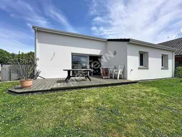 Maison à vendre à LIGNE, de plain-pied, aux normes PMR, proche des commodités, avec trois chambres, 