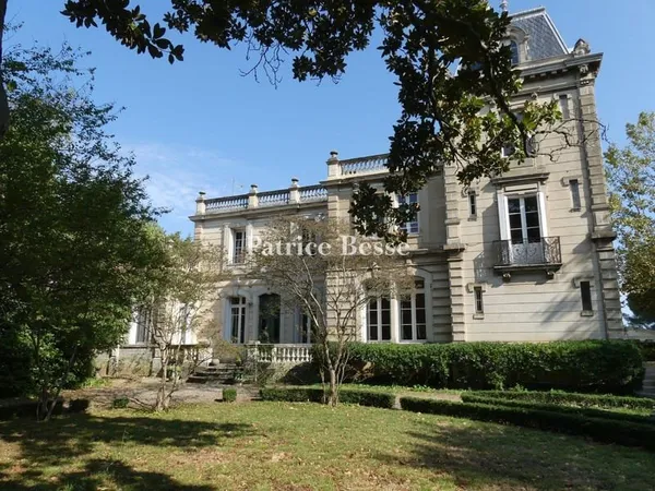 À Narbonne, fille aînée de Rome, une demeure de maître, sa maison d'amis et ses annexes dans un parc