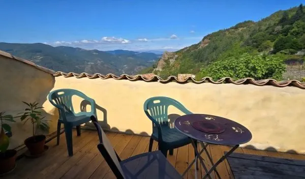 Maison de village rénovée avec terrasse et vue exceptionnell