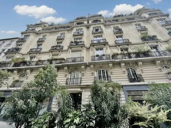PARIS 9ème TRUDAINE /MONTMARTRE : DERNIER ETAGE AVEC ASCENSEUR.