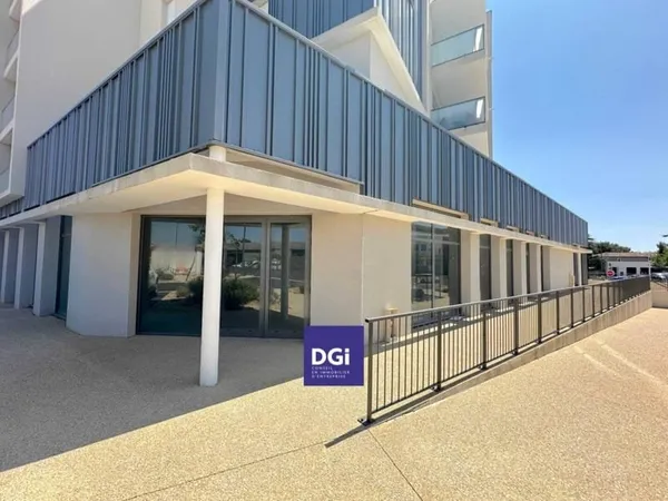 Local commercial 713 m²