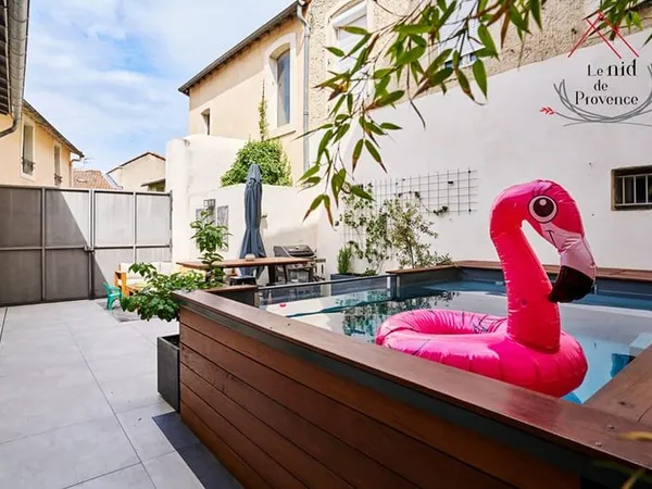Maison de ville entièrement rénovée avec piscine