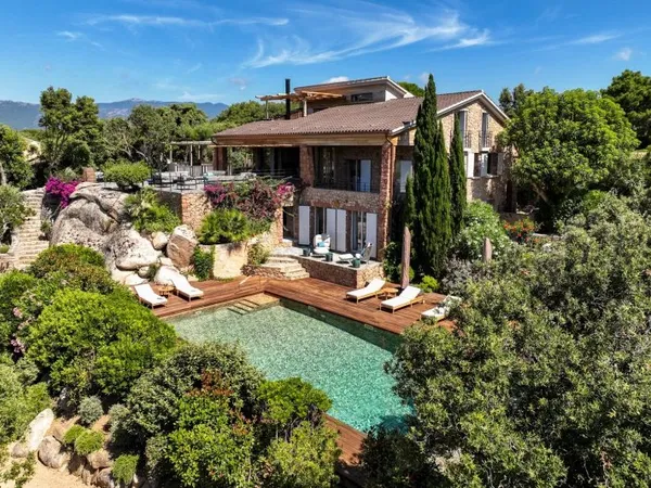 Domaine de Cala Rossa, villa 6 chambres et 1 dortoir, piscine, vue mer, plage à pied, Villa Lazuli