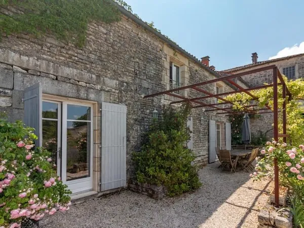 Charmante maison en pierre avec piscine à la périphérie du village
