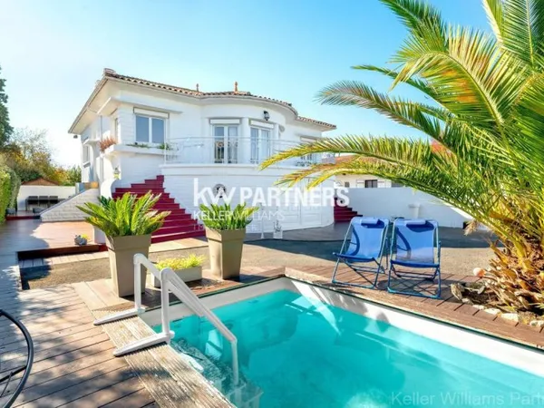 Villa de Standing avec Piscine et Jardin - 213 m² de Pure Élégance
