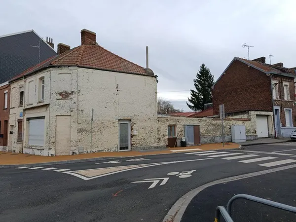 Maison de ville de 102m² en semi plain pied, 2 chambres, 1 bureau avec garage, cour et jardinet