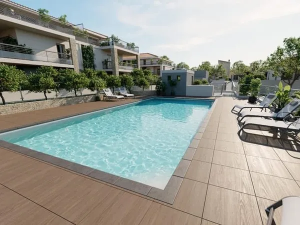GOLFE-JUAN PISCINE PARTAGEE ET JARDIN PRIVATIF