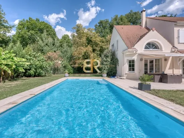 MAISON FAMILIALE - LUMINEUSE - PISCINE