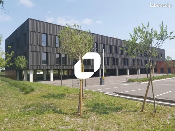 Local commercial 690 m²