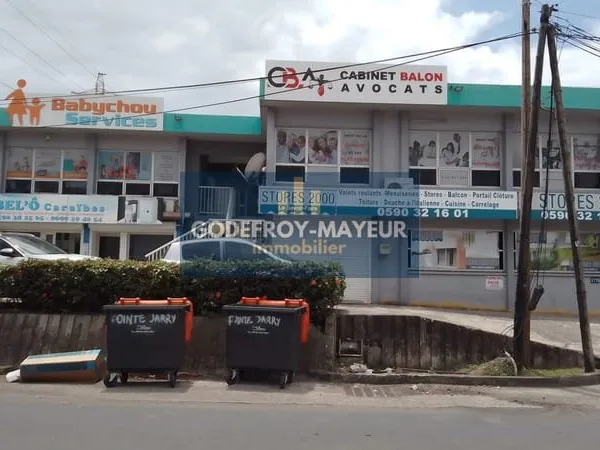A LOUER, local professionnel de 85 m2 à louer à Jarry au 1er