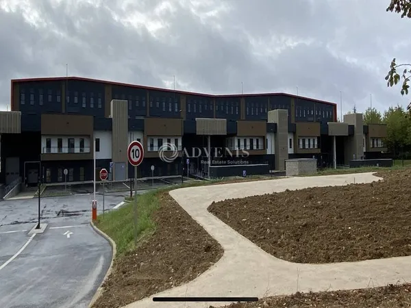 Entrepôt 2742 m²
