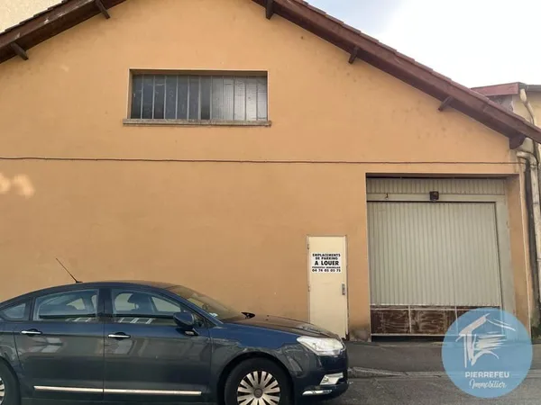 EMPLACEMENT PARKING DANS GARAGE FERMÉ - TARARE