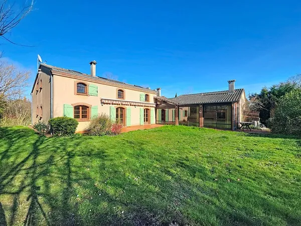 A vendre. Belberaud. Grande maison familiale 8 pièces de 206m² sur un terrain arboré de 2500m² avec 