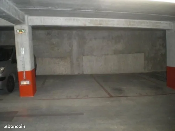 Place de parking au pieds gare, sécurisé( bip, camera...)sous terrain