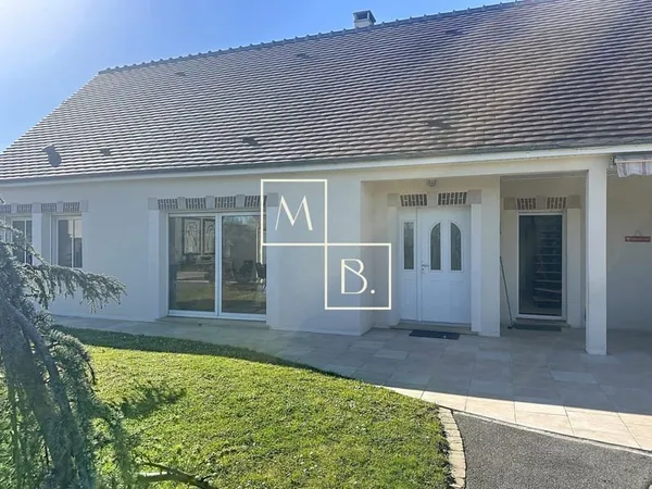 PAUCOURT, Maison de 232 m2 sur 2 000 m2 de terrain avec pisc