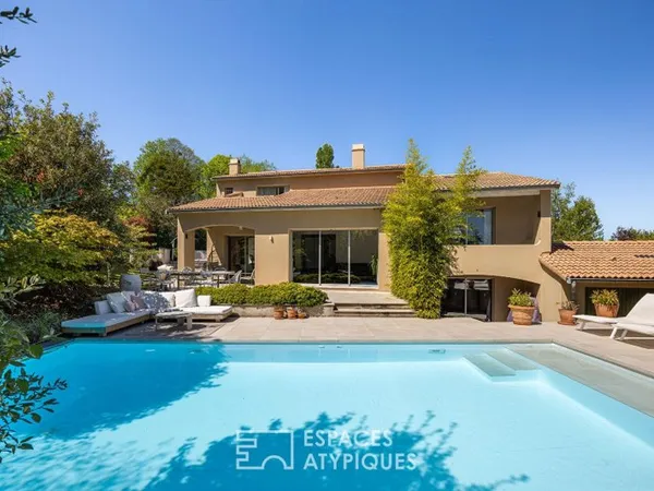 Maison d'architecte rénovée avec piscine au coeur d'un domaine privé à Saint-Genis-Laval