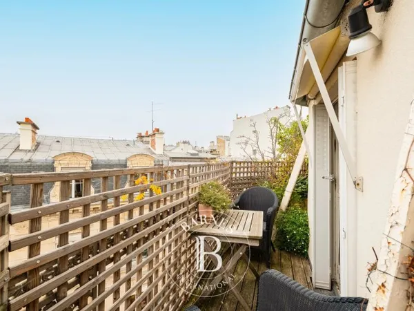 PARIS 9 - D'AUMALE - 5EME ETAGE BALCON - 3 CHAMBRES