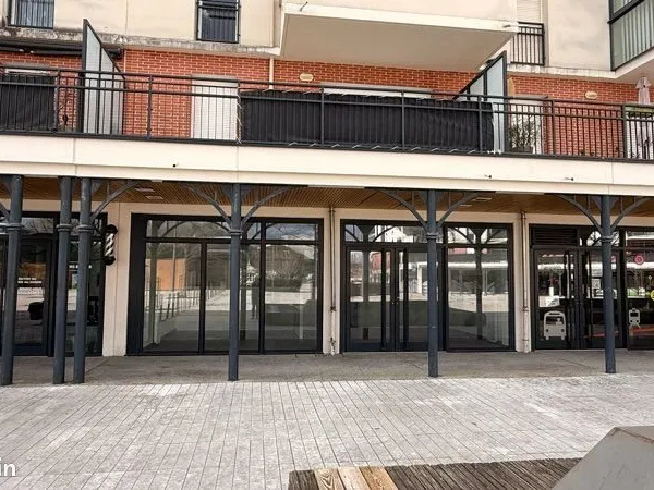 Local commercial de 90 m2 place du marché
