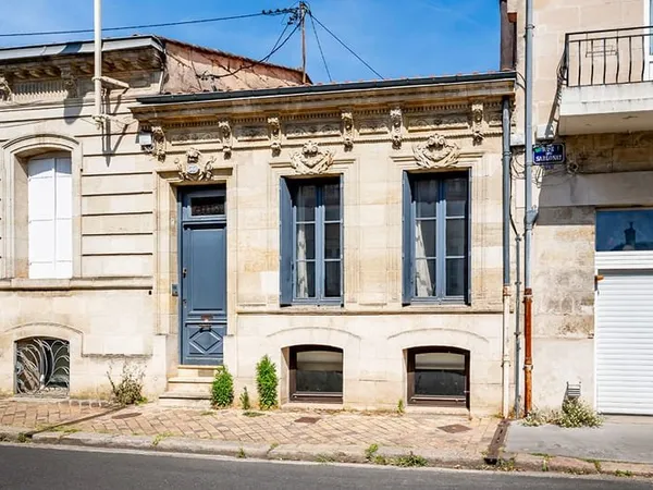 Exclusivité Square Habitat - Place Nansouty - Echoppe 153 m² - 4 chambres - Jardin de 90 m² avec dép