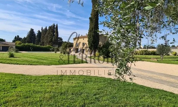 Uzes à 5 mn Mas de 192m2 habitables sur 4200m2