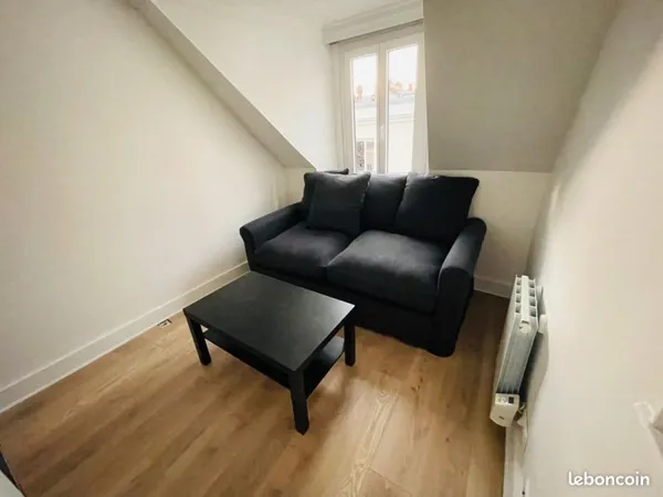 Studio Paris 9e - 12,6 m² refait à neuf - lumineux - idéal investisseur - VENTE RAPIDE