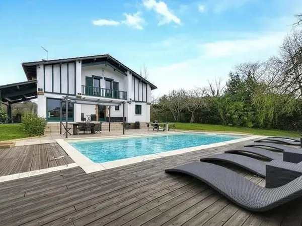 Villa 7 pièces 226 m²