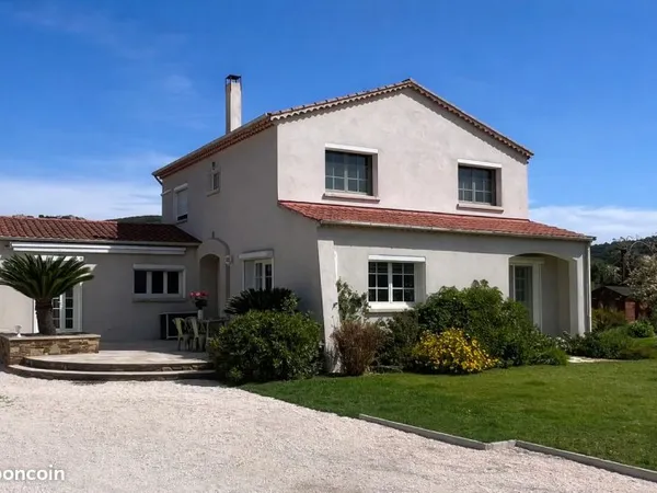 Villa de charme - 142 m² - Terrain 2118 m² - Piscine - 145 m² de dépendances