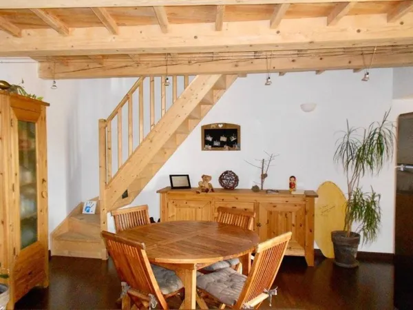 BEL APPARTEMENT DANS UN ENVIRONNEMENT ARBORE EN PLEIN CENTRE HISTORIQUE