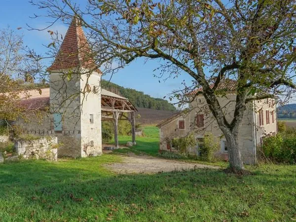 Ensemble en pierre, restauré, sur 2 hectares de terrain sans voisins