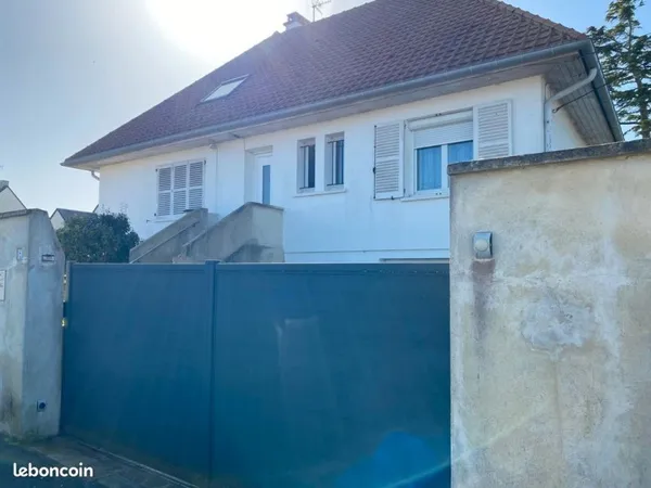 A vendre belle maison de 140m2, idéale pour une famille, située sur un terrain de 655m2
