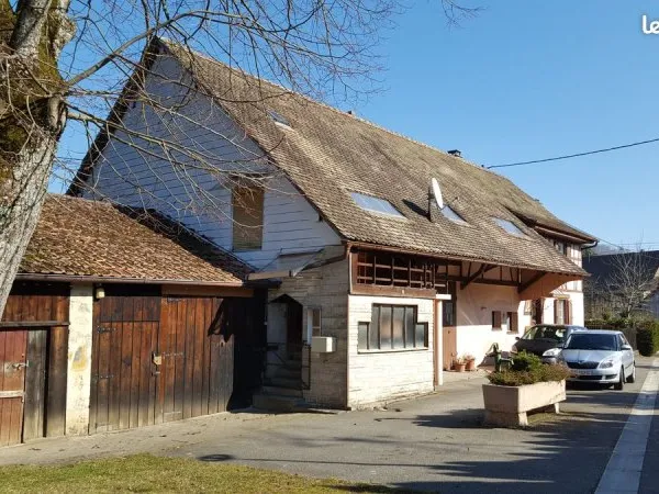 Maison avec grande pièce à vivre, plusieures annexes & 3 garages