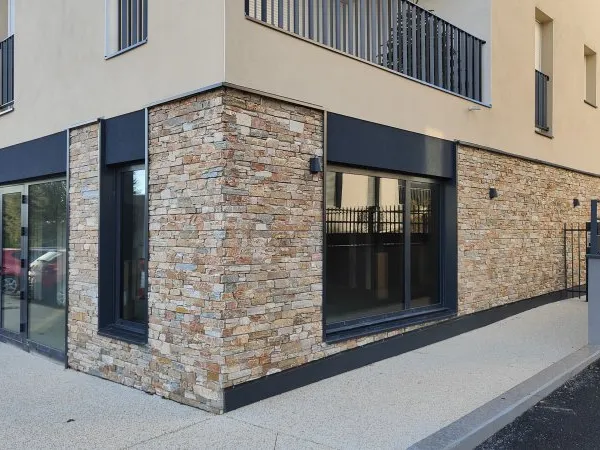 Loue local commercial 118m² avec passage gaine restauration - Gleizé Village
