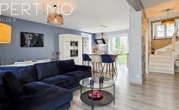 Maison de caractère en pierre, rénovée avec patio intimiste,