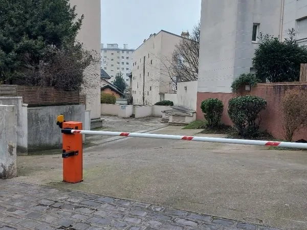 Place de parking centre ville (Perronet)