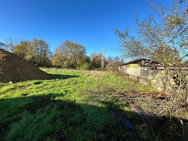A 5 MIN DE LA ROCHE SUR YON - TERRAIN 564 M² - VIABILISE